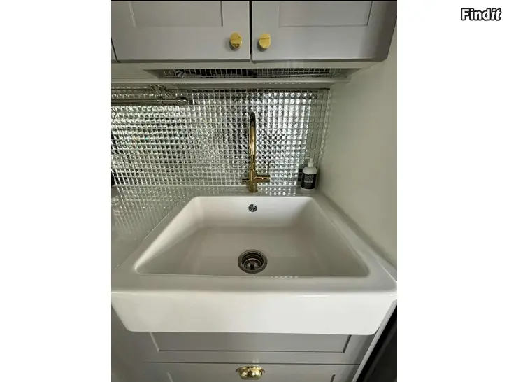 Vuokrataan Vuokra hulppea ylimmän kerroksen kolmio keskustassa