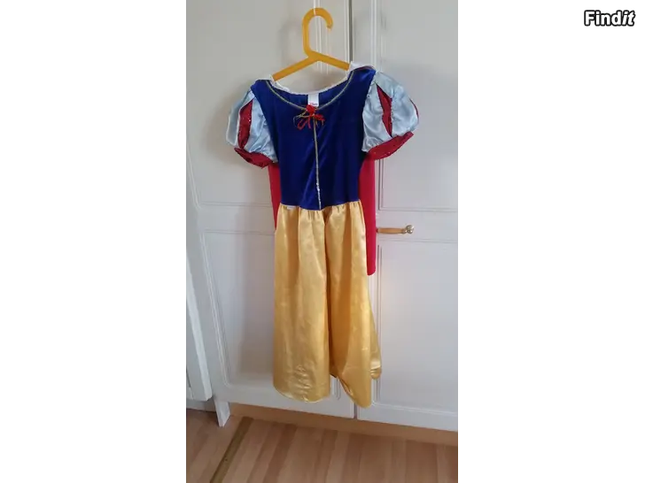 Säljes Disney Lumikkimekko 128cm ja punainen viitta -hinta 14e