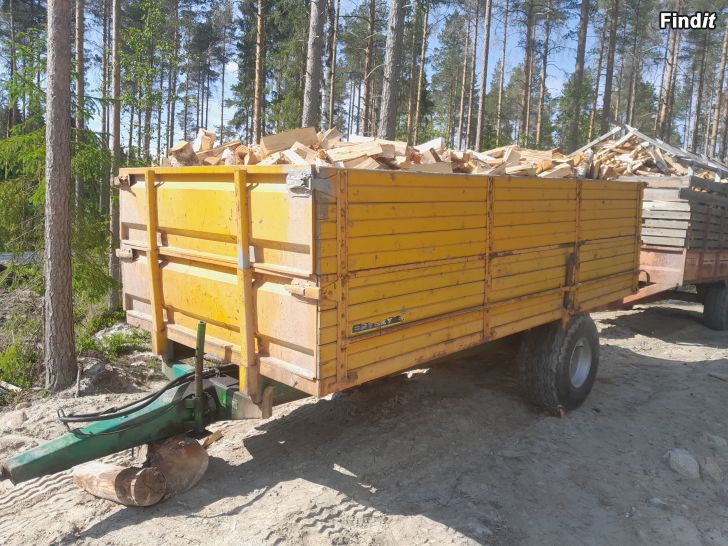 Säljes Torr björkved på traktorsläp