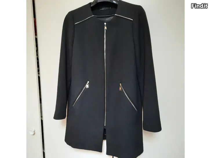 Säljes Svart stilig damkappa, med guldfärgade  dragkedjor framtill och på fickorna . L storlek