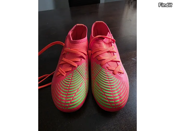 Säljes Nya adidas Predator fotisskor st 30