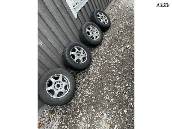 Säljes Hiace Fälgar och däck