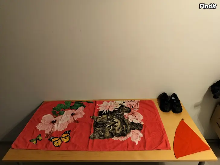 Myydään Kissa kylpypyyhe Sievi kengät tonttuhattu