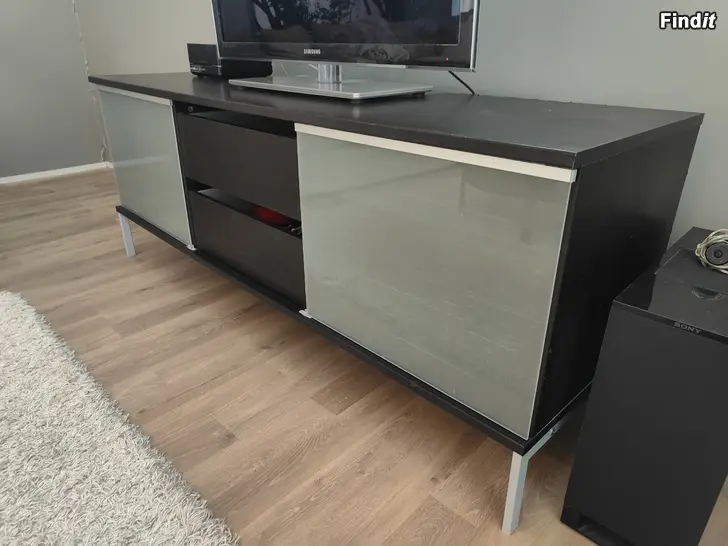 Myydään Tv-bänk