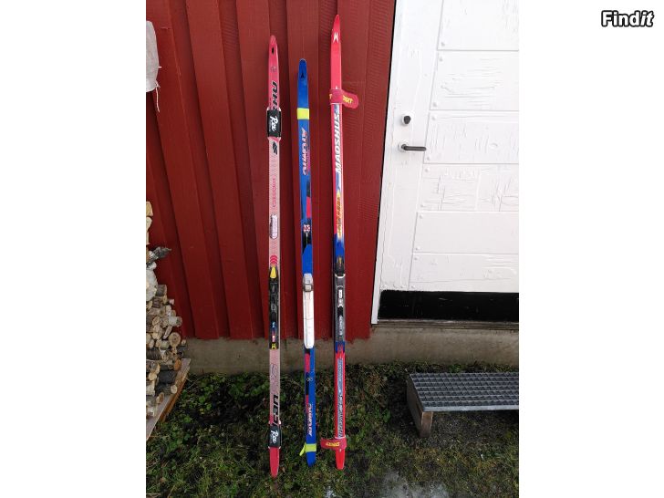 Myydään Sukset 5 euro/pari