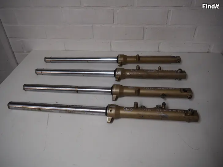 Myydään Honda NSR 125 R 89-92 JC20 etujouset etuiskarit oikea ja vasen