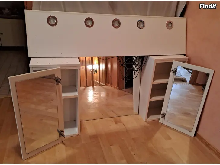 Säljes SPEGELSKÅP MED LED LAMPOR TILL WC