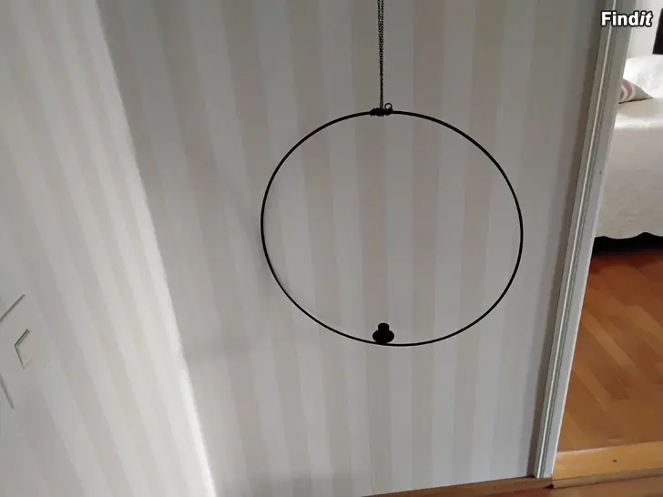 Säljes Kattoon roikkuva kranssi