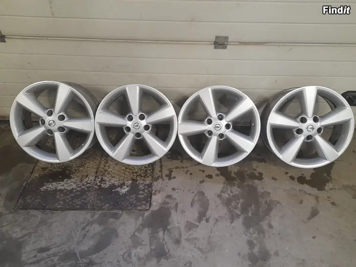 Myydään Nissanin alkuperäiset alumiinivanteet