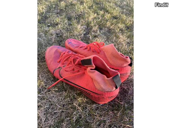 Säljes Fotbollsskor stl 38