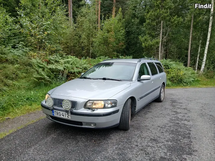 Myydään JUURI KATSASTETTU VOLVO V70 HUUTOKAUPASSA ENITEN TARJOAVALLE