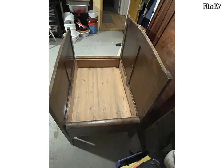 Säljes Gammal utdragbar säng