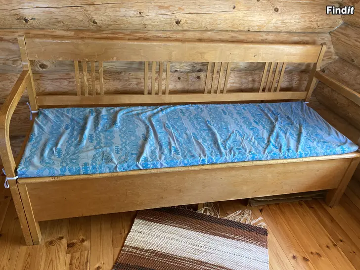 Säljes Gammal allmogestils utdragbar träsoffa
