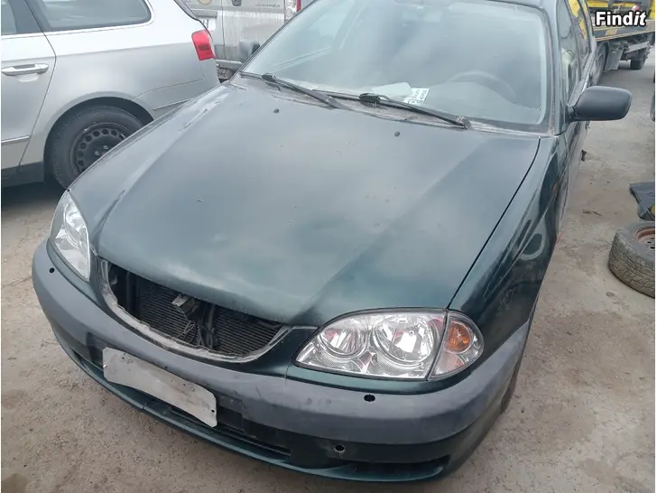 Myydään Toyota Avensis D4D manuaali 2001 varaosina