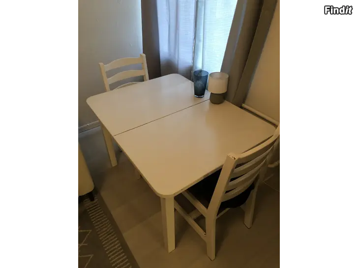 Säljes Vitt köksbord + 4 stolar