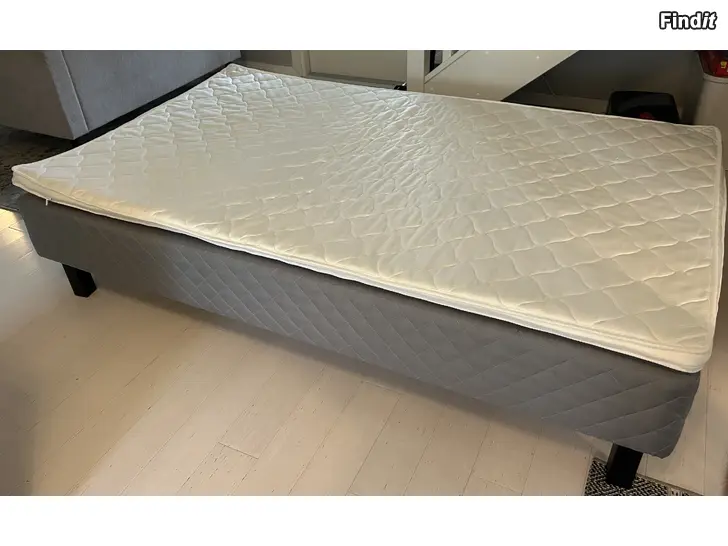 Säljes Säng och bäddmadrass 120cm - i perfekt skick
