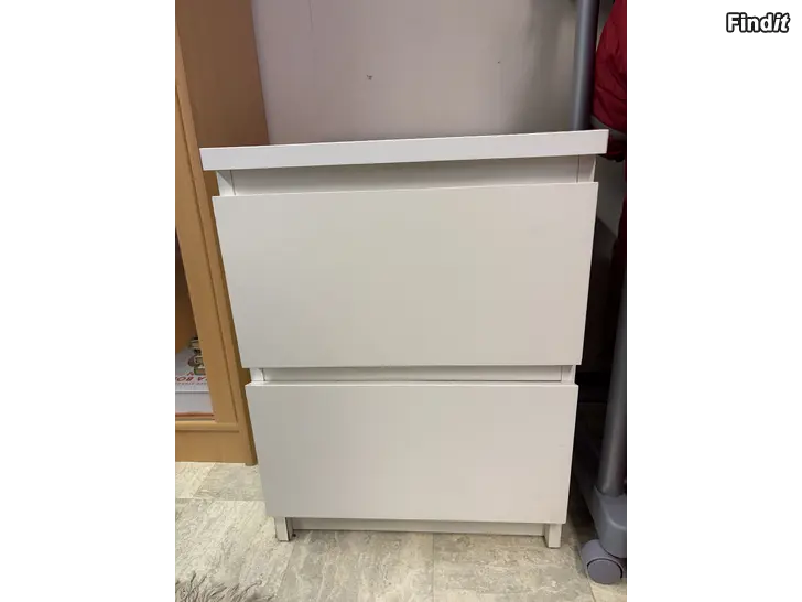 Myydään IKEA Malm nattduksbord - slitet
