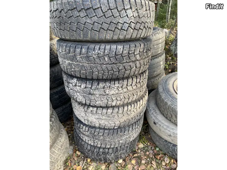 Myydään Hiacen talvirenkaat