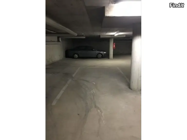 Myydään Autohallipaikka latauspistokkeella