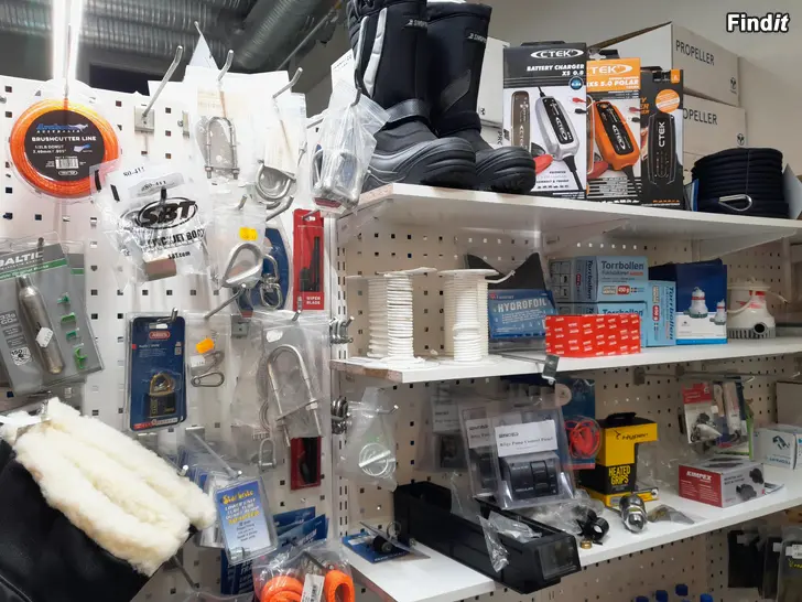 Säljes Tillbehör och reservdelar, hjälmar, vinschar, snöblad mm