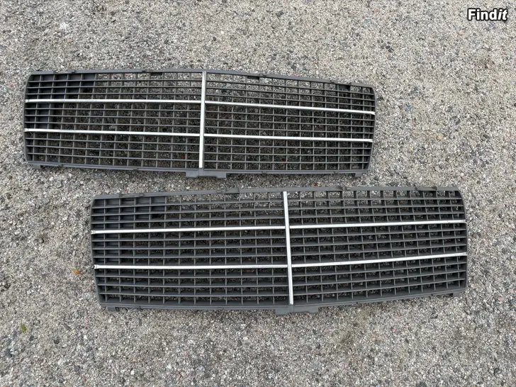 Säljes 2 original Mercedes-Benz grillinsatser till C-klass W202