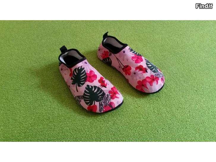 Myydään Uimatossut uimakengät  pinkki kukalliset -hinta 4e