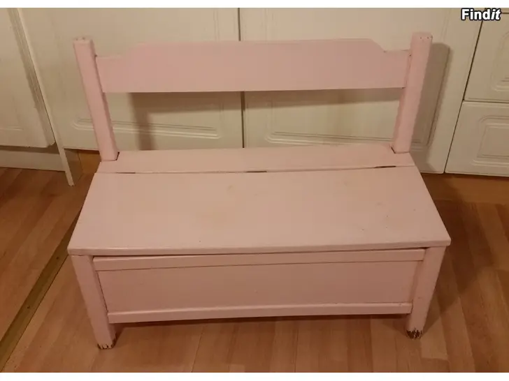 Myydään Puinen lasten leikkisohva leveys 67cm -10e