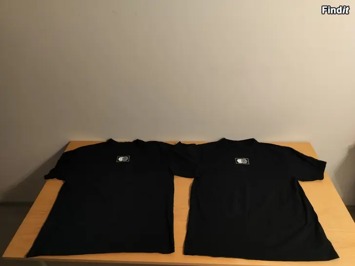 Myydään Kuumaa bändin t-paita kiertue