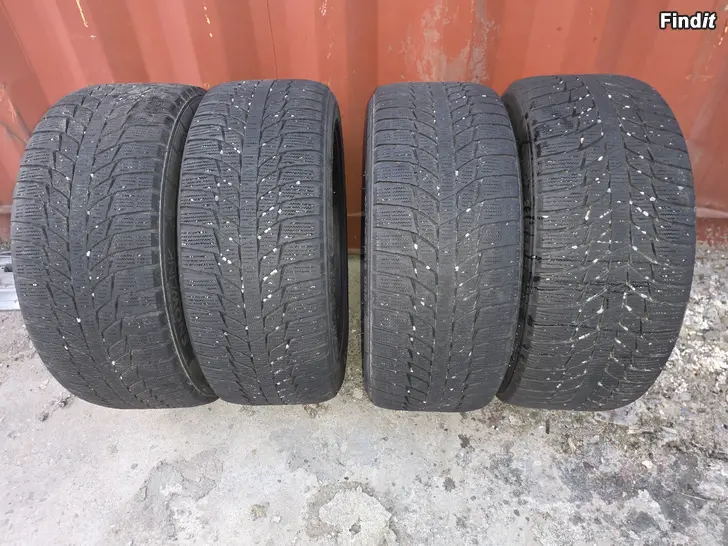 Säljes 235/45R/18  98R Triangle Snowlink