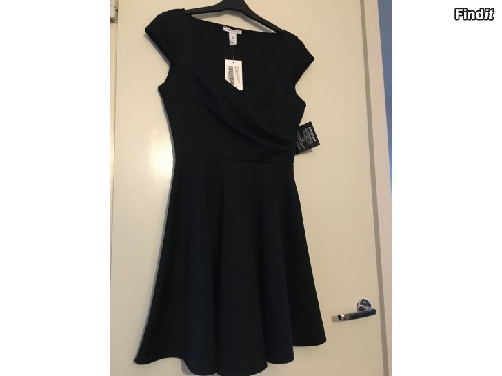 Säljes Ny svart klänning