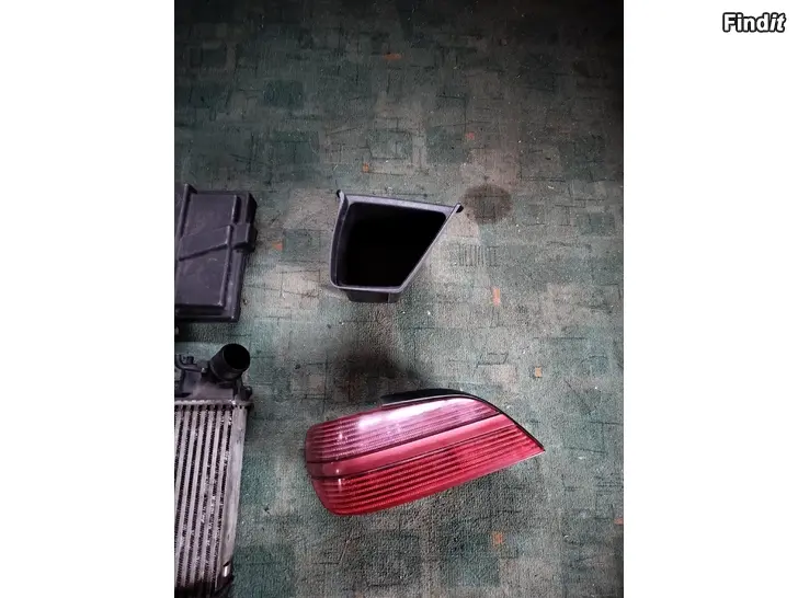 Myydään Takaumpio akkukotelonkanssi takakonttiin laatikko