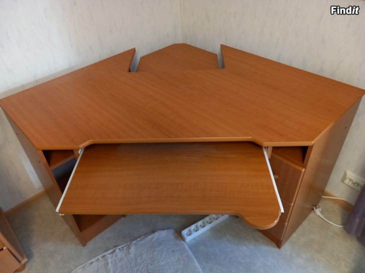 Säljes Hörnbord för dator