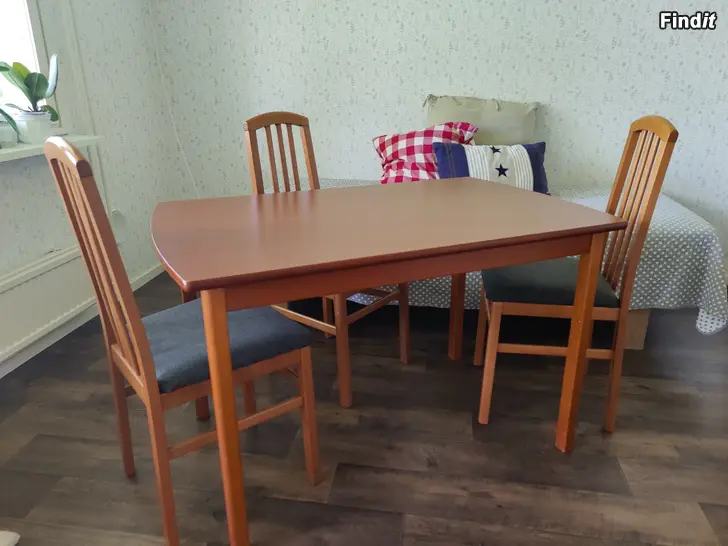 Myydään Matbord och fyra stolar