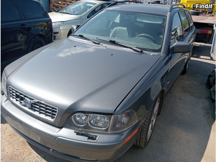 Myydään Volvo V40 2,0T automaatti 2004 varaosina