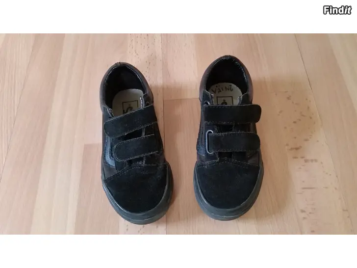Säljes VANS lasten mustat kengät koko 27  -hinta 6e