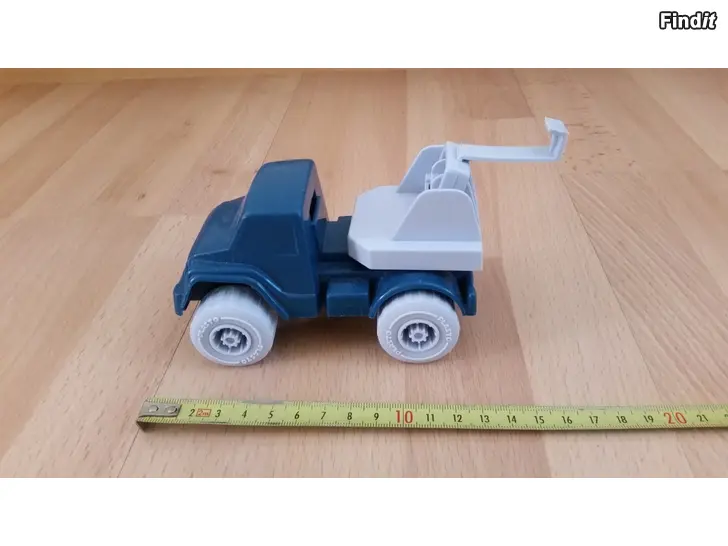 Myydään Plasto pieni koukku- tai hinausauto n. 13-15cm  -hinta 4e