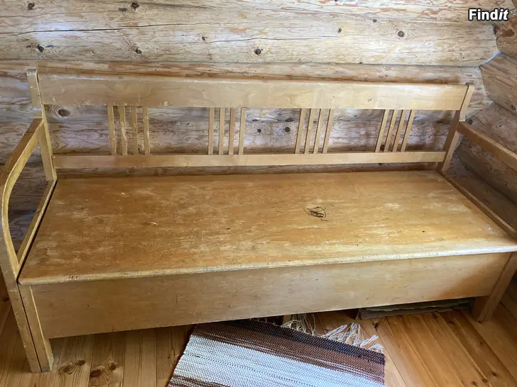 Säljes Gammal allmogestils utdragbar träsoffa