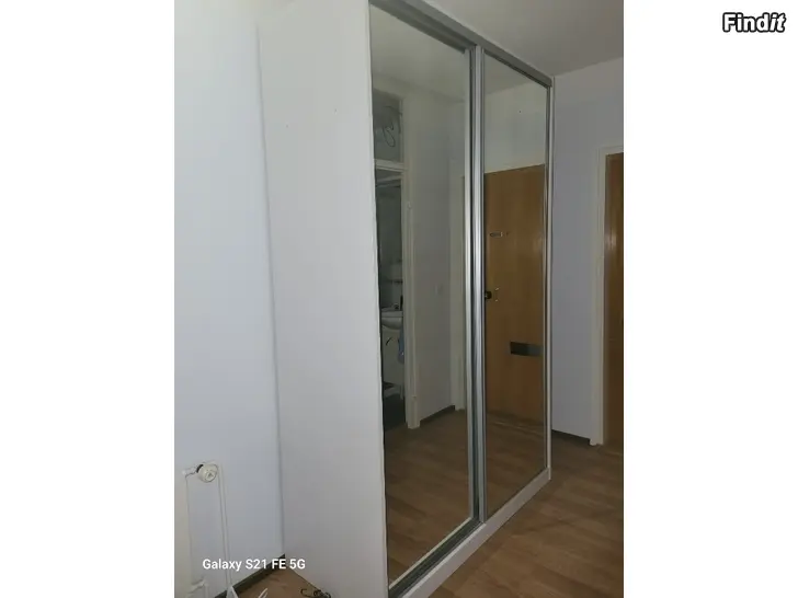 Säljes En garderob från IKEA med skjutdörrar och speglar