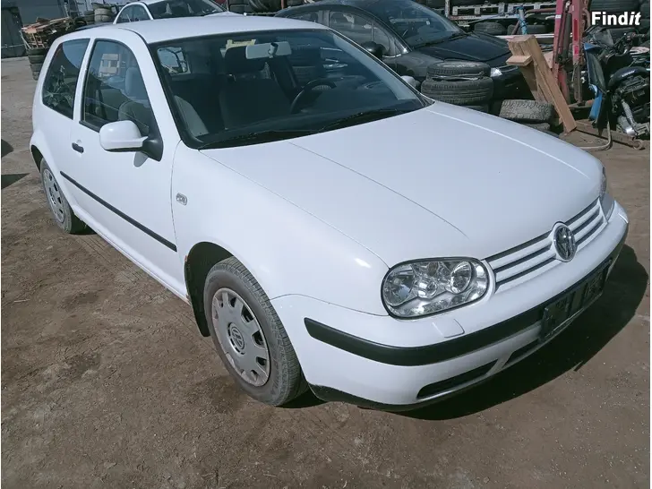 Myydään VW Golf 1,4 16V 2D manuaali 2002 varaosina