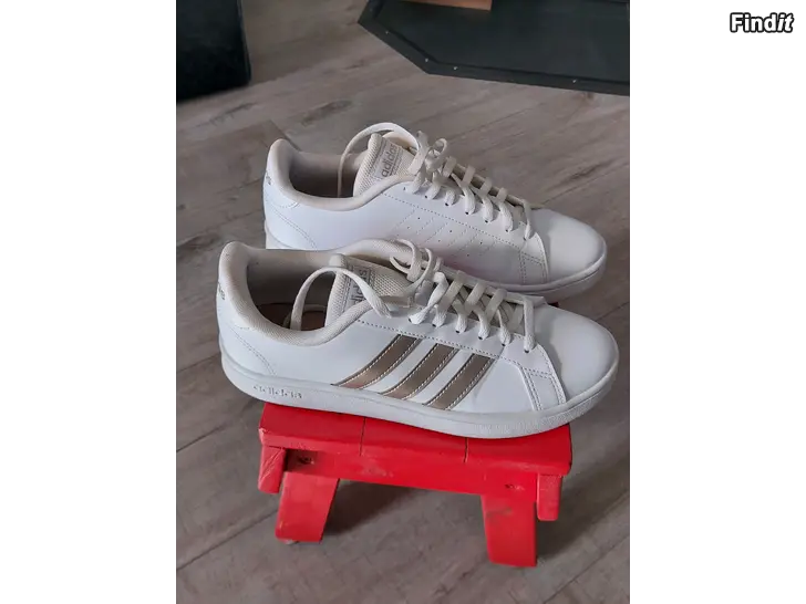 Myydään Naisten Adidas Grand Court -tennarit, koko 40