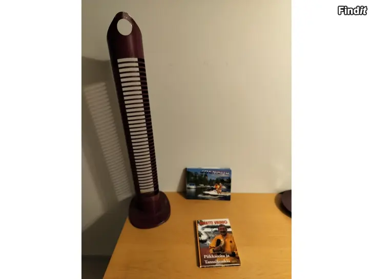 Myydään CD teline kirjat