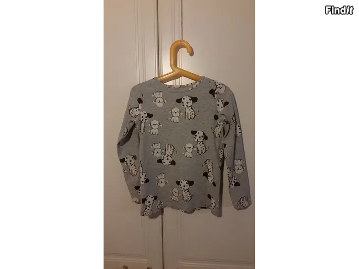 Myydään HM kuvallinen harmaa paita - koirat 122  -2e