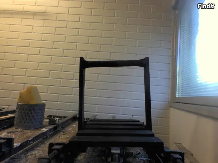 Myydään Puunkantoteline, musta, käsityö