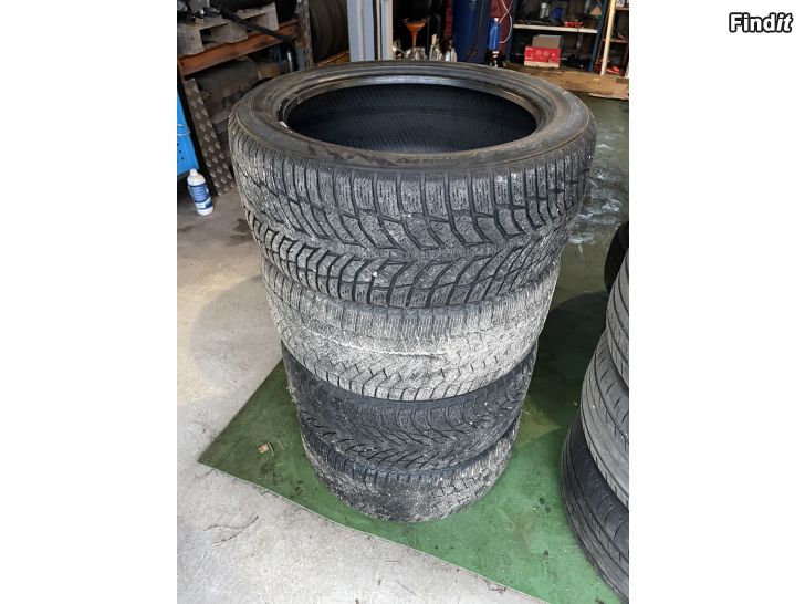 Säljes Friktionsdäck 245/45R18