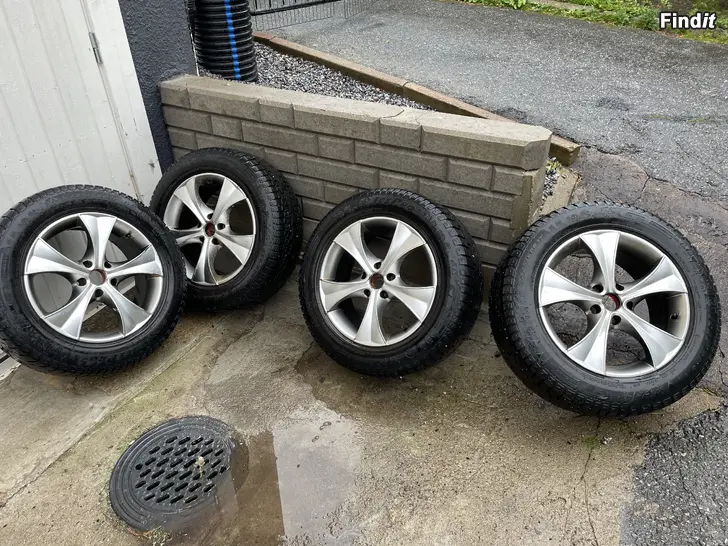 Myydään Mitsubishi Outlander vanteet nastarenkailla. Käy moneen muuhunkin Japsiin