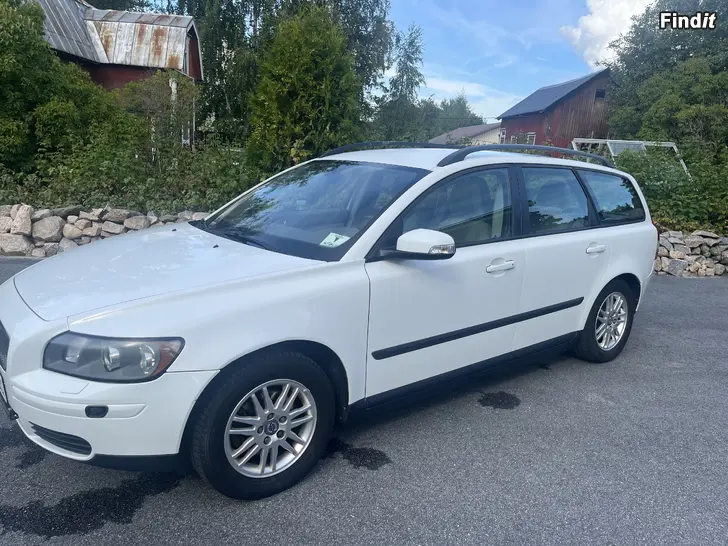 Myydään Volvo v50