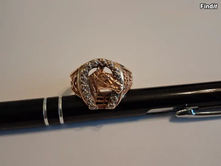 Myydään hevosenpää sormus 14k uusi