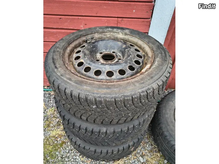 Myydään Peltivanteet 15  5 x 105 päällä vanhat talvikummit