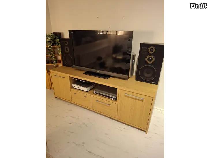 Säljes TV-bänk i trä