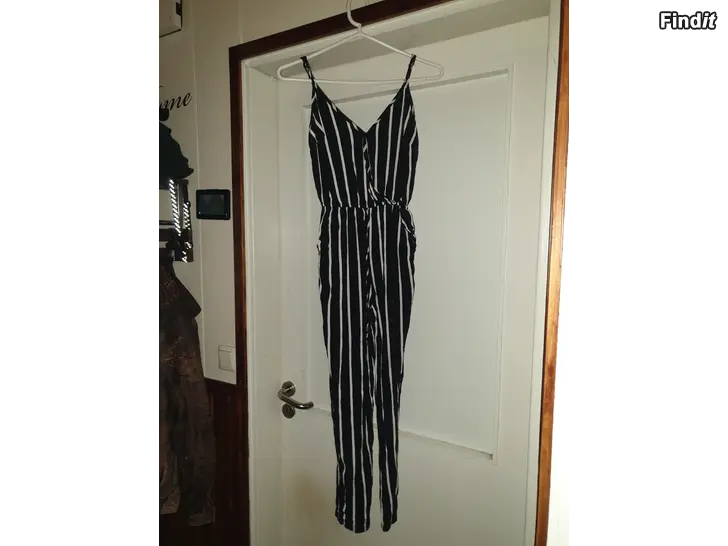 Myydään Musta - valkoinen jumpsuit, kesäjumpsuit XS